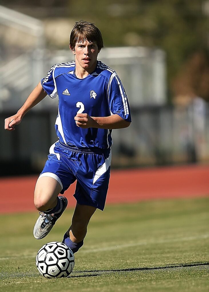 soccer, football, soccer player, football player, sport, ball, game, player, field, grass, boy, competition, action, soccer ball, sports balls, kicking, football game, nature, action photo, kick, attacker