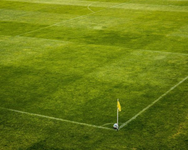 the-ball-stadion-horn-corner-47343-47343 A vibrant green soccer field corner with a yellow flag and soccer ball, perfect for sports themes.